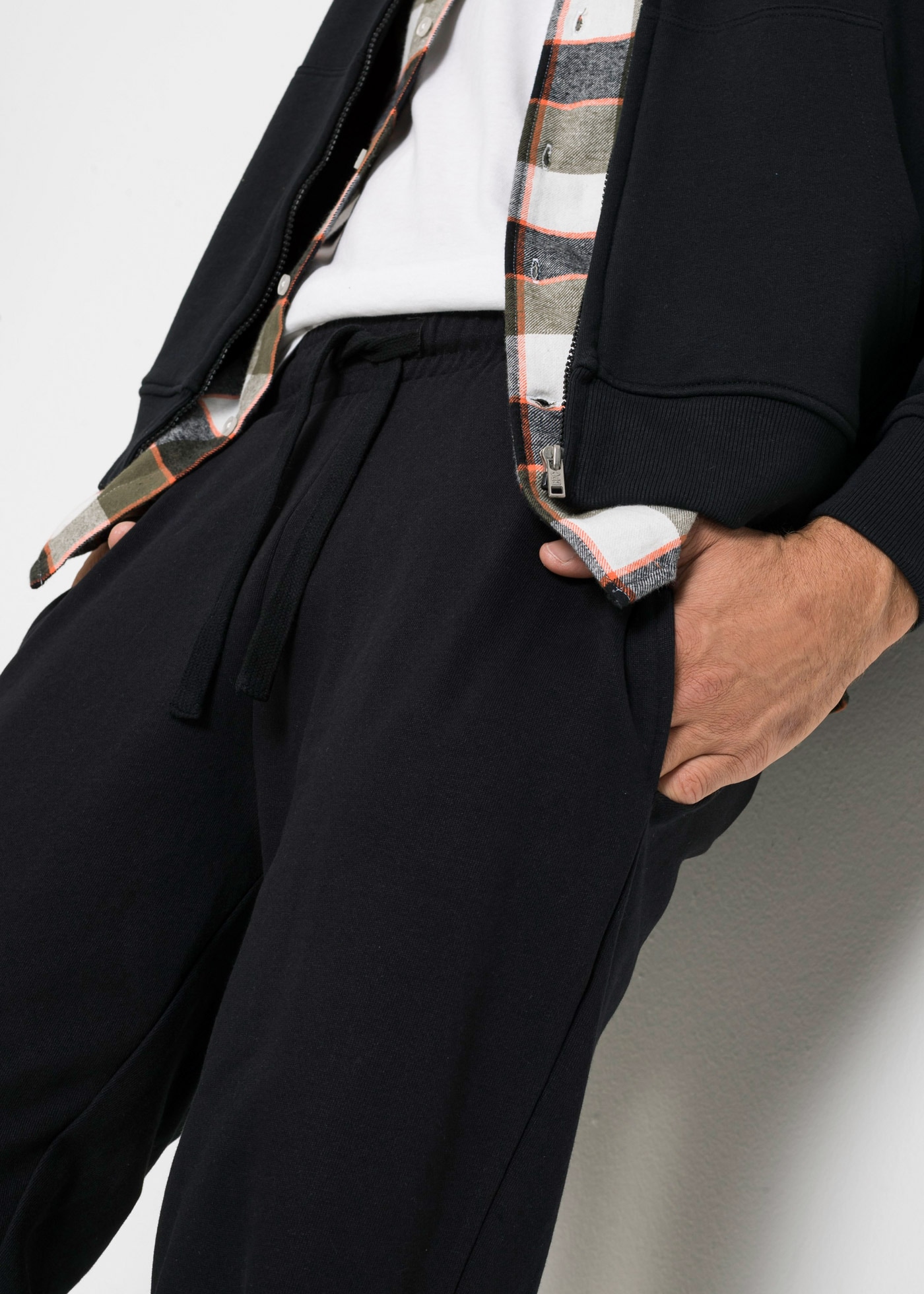 bonprix Jogginghose  aus Baumwolle und Polyester, mit elastischen Bündchen am Saum