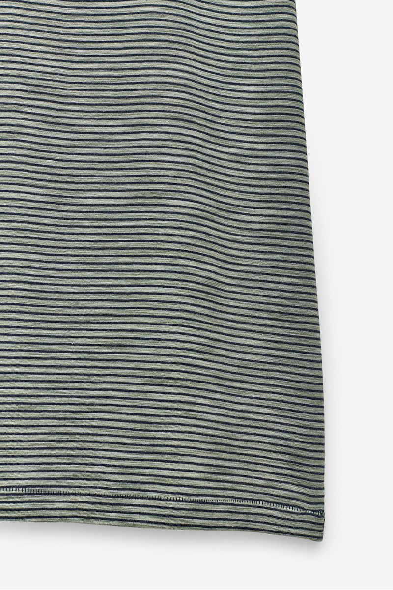 T-SHIRT ÀS RISCAS COM LOGO EM CONTRASTE