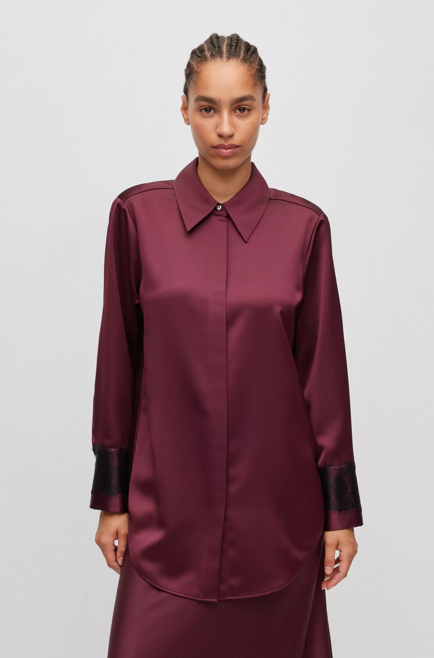 Blusa BOSS preta de corte justo em cetim com detalhes em renda.