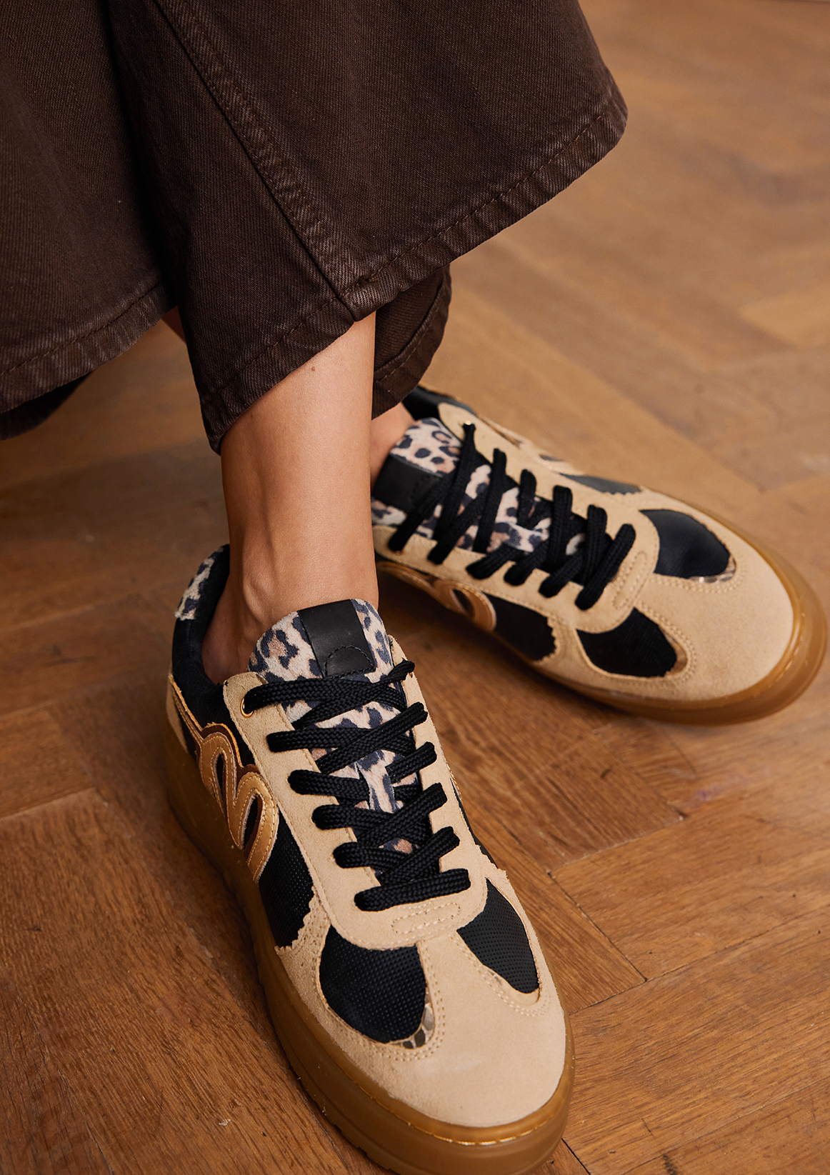 Taupe leren sneakers met details