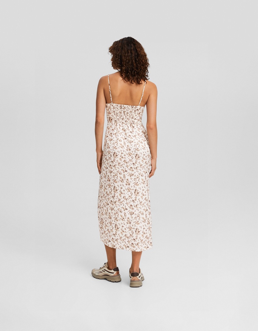 Vestido midi de cetim com recortes e alças finas