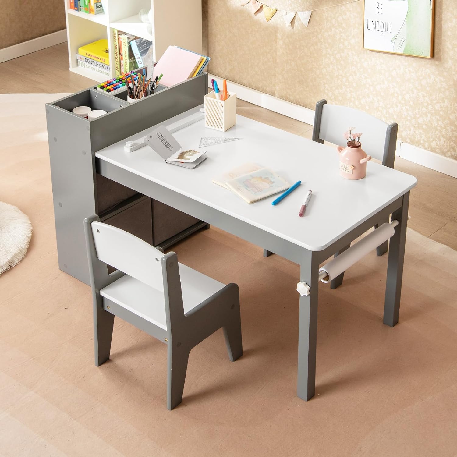 COSTWAY Kindertisch mit 2 Stühlen, 2 in 1 Kindersitzgruppe aus Holz mit Stauraum, Kinder Tisch Stuhl Set mit Papierrollenhalter & 4 Stoffbehältern, Maltisch für Kinder ab 3 Jahren (Grau)
