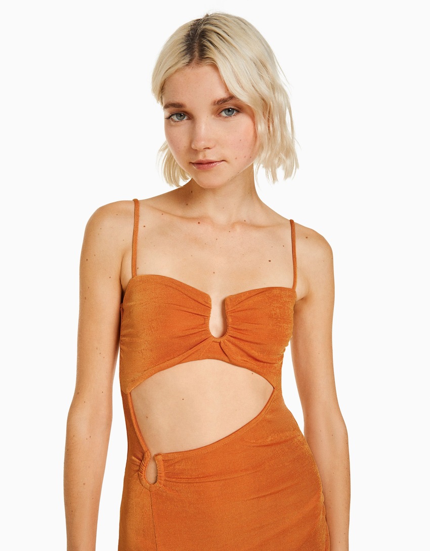 Vestido midi com alças finas e detalhe de argola.