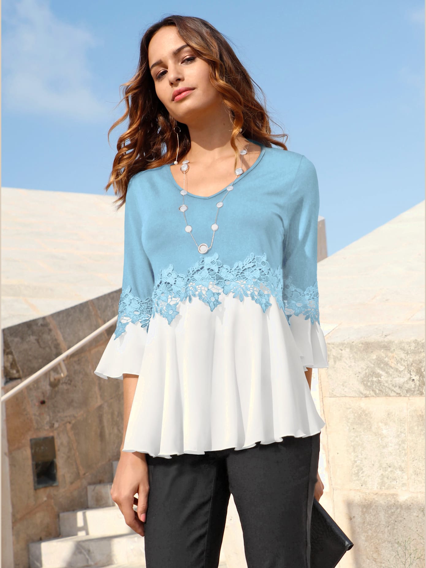 T-shirt bicolore souple ornée dentelle fleurie