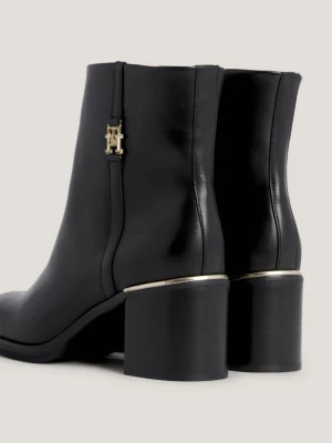 Botas de salto médio em couro com detalhes em metal