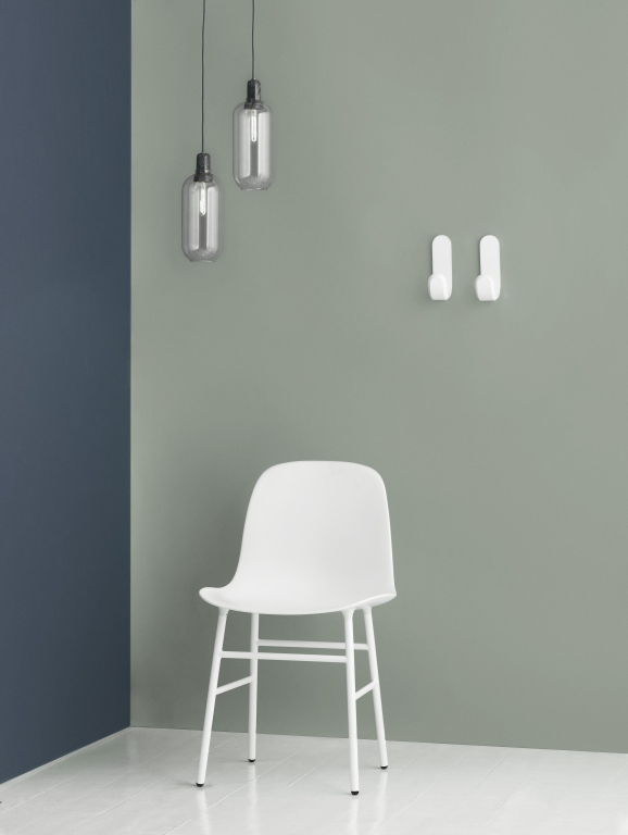 Normann Copenhagen Form Chair stoel met stalen onderstel warm grijs