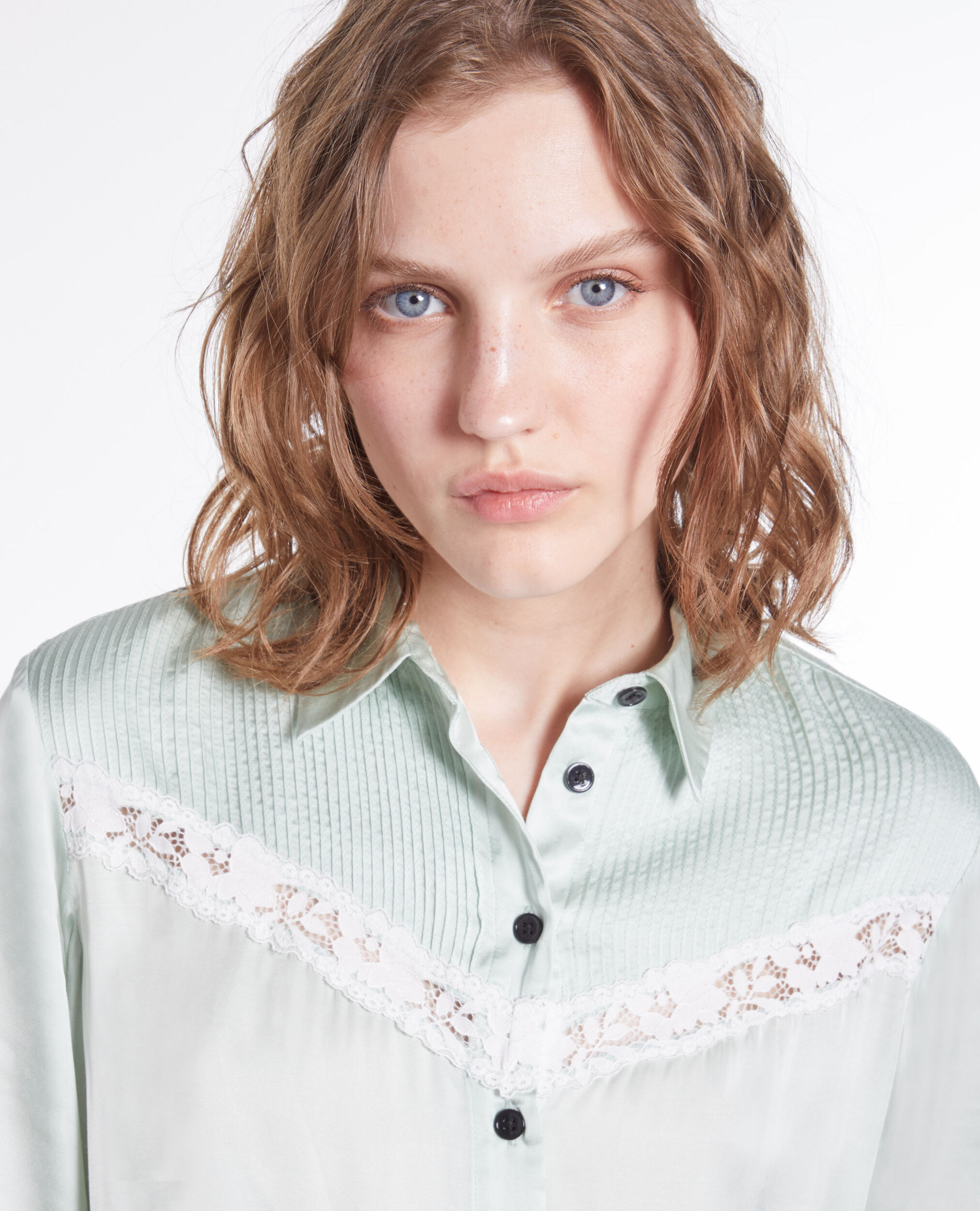 Chemise vert clair avec détail en dentelle