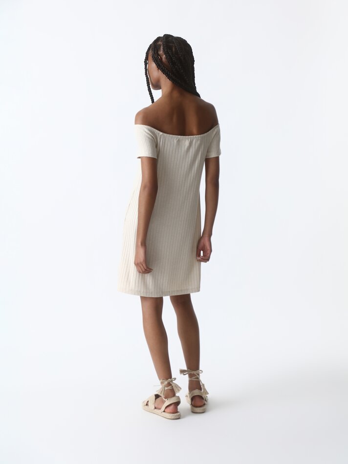 Vestido curto com ombros à mostra - Cor areia