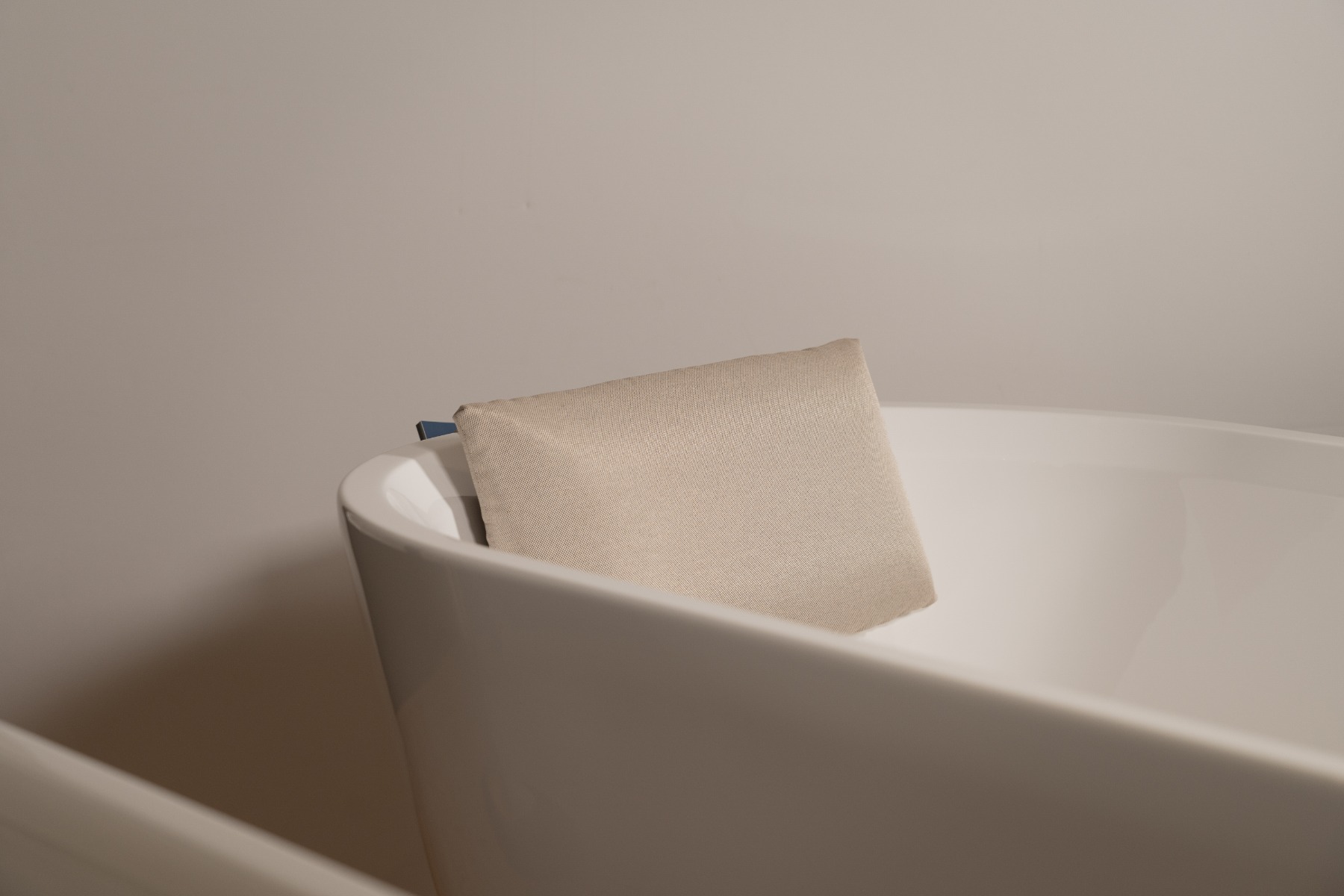 Riho Universal vrijstaand hoofdkussen met opbergvak pebble grey 40x25cm