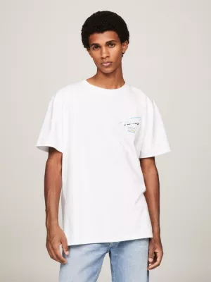 Camiseta com logo metálico nas costas