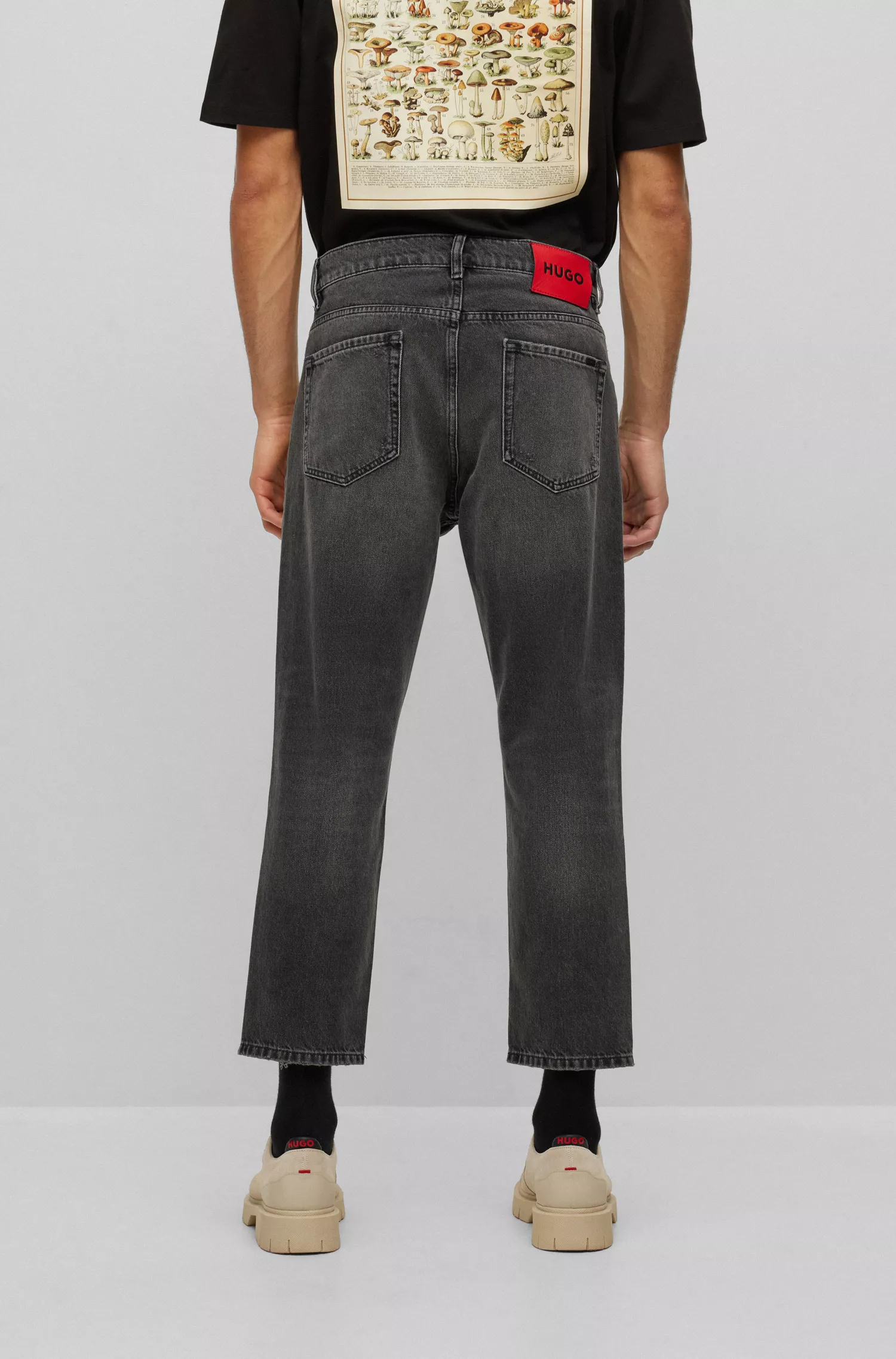 Calça jeans HUGO vermelha, corte regular, em denim rígido cinza.