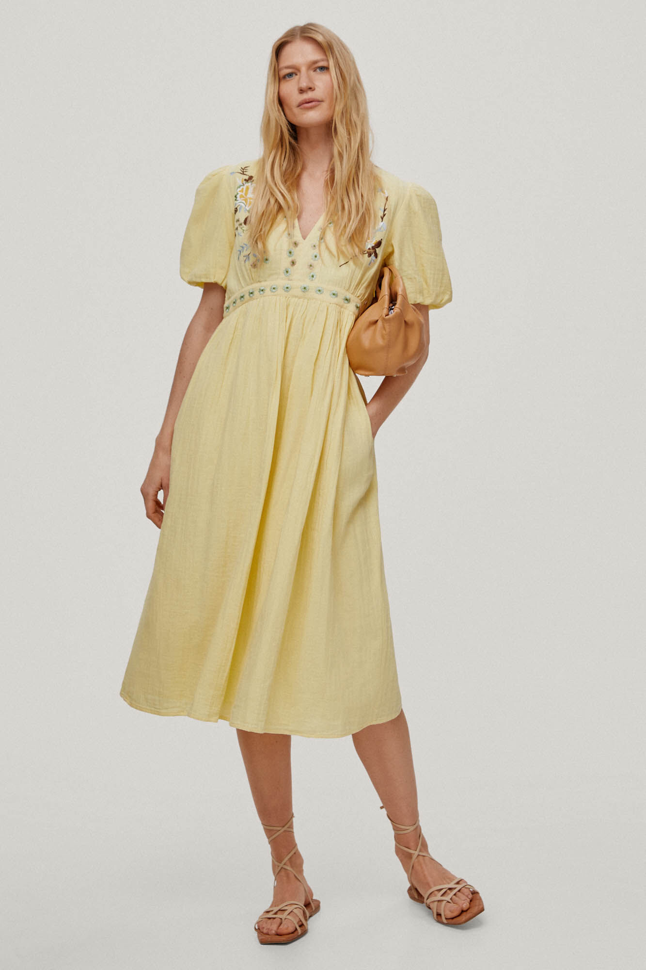 Vestido na altura do joelho com detalhes de bordado floral. - Amarelo