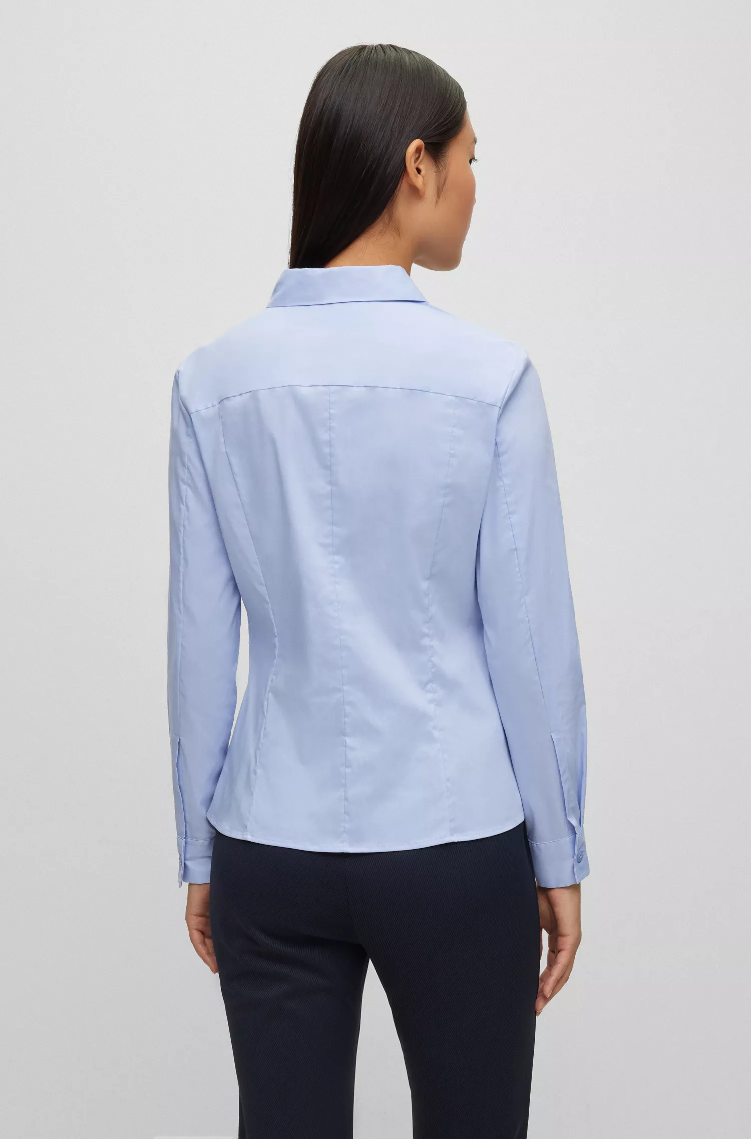 Blusa BOSS preta de corte justo em mistura de algodão.