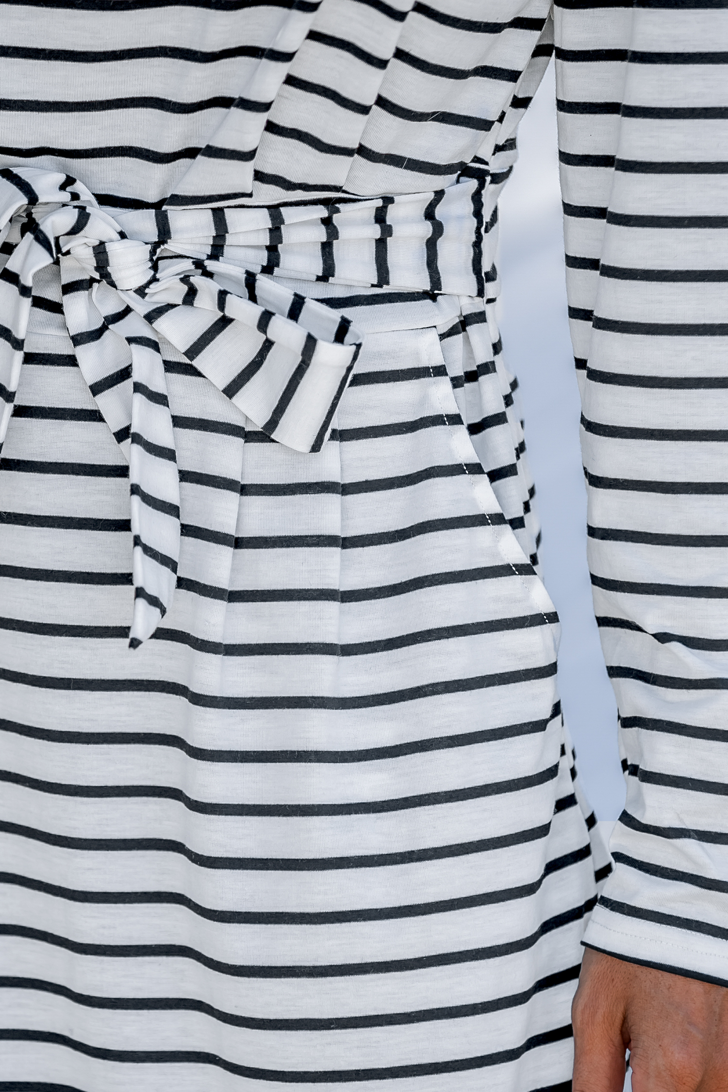 Robe midi à rayures avec nœud et ceinture
