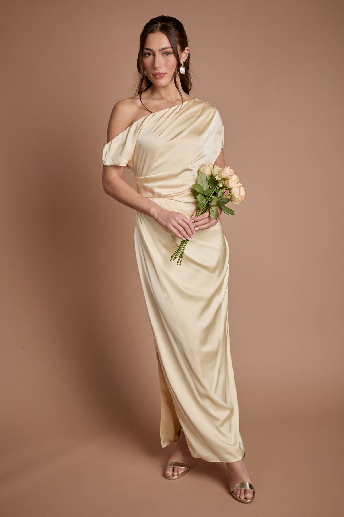 Coast Robe Longue de Demoiselle d'Honneur en Satin à Détails Froncés et Épaules Dénudées
