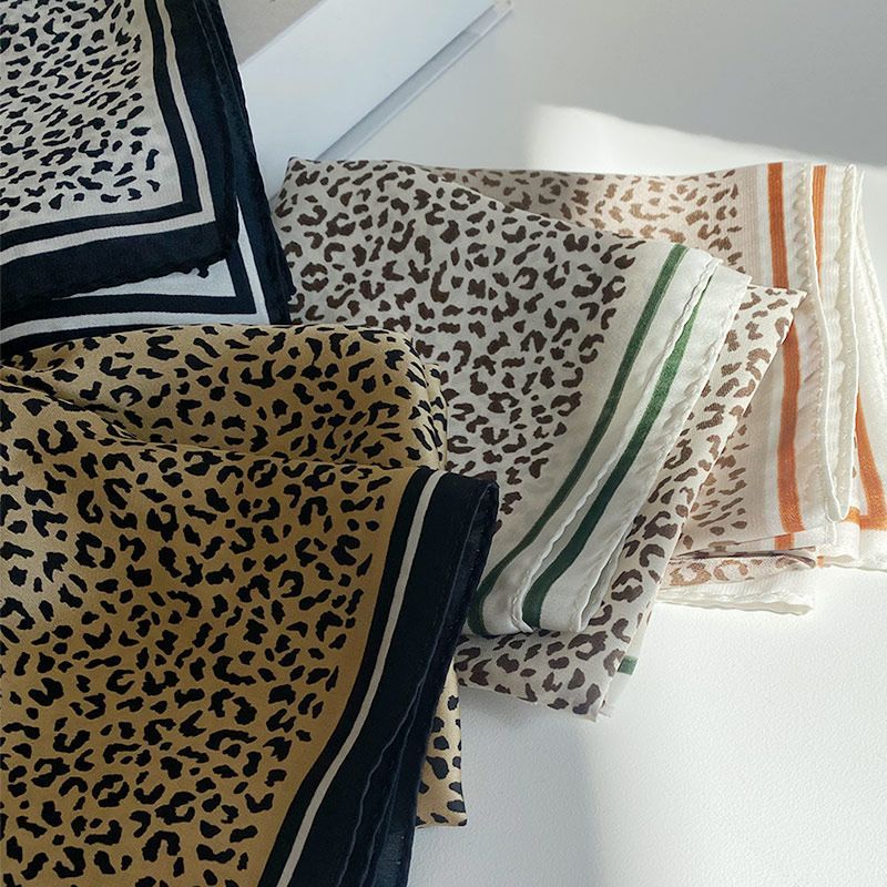 Frior - Satijnen sjaal met luipaardprint