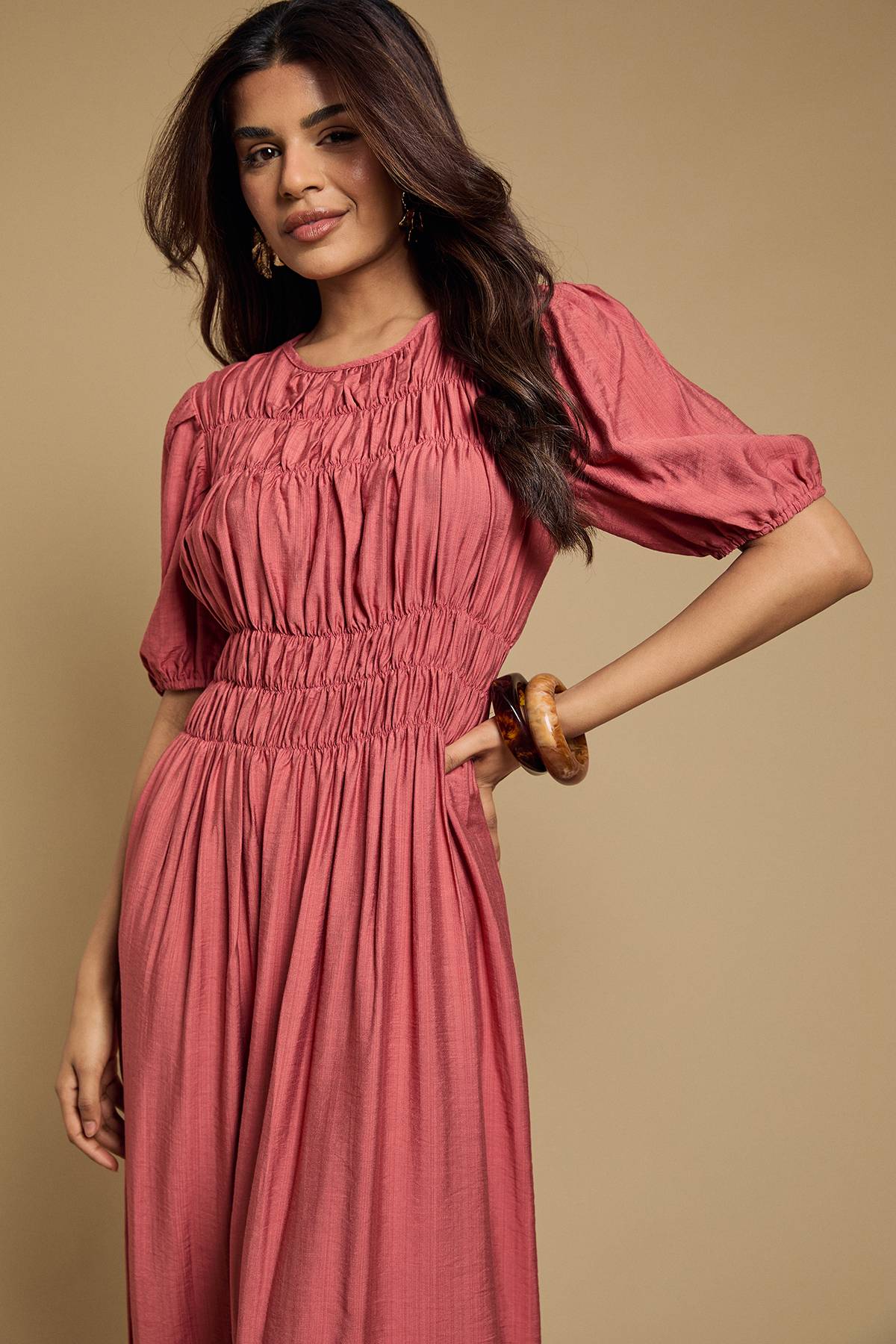 Oasis Robe Midi Petite à Corsage Froncé et Manches Bouffantes