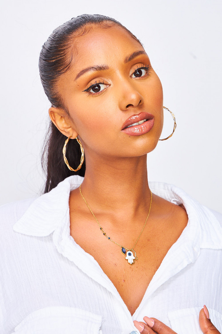 Collier doré avec mains de fatma et pierre