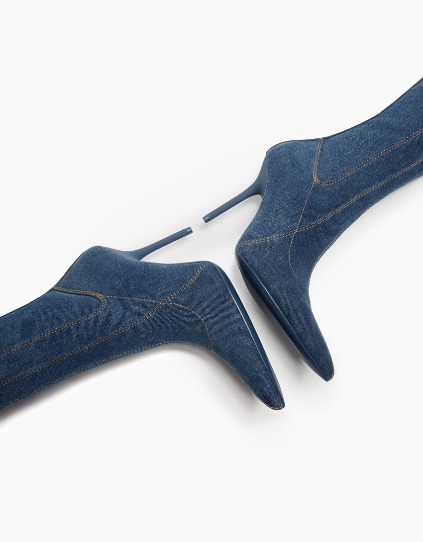 Botas jeans de salto alto acima do joelho