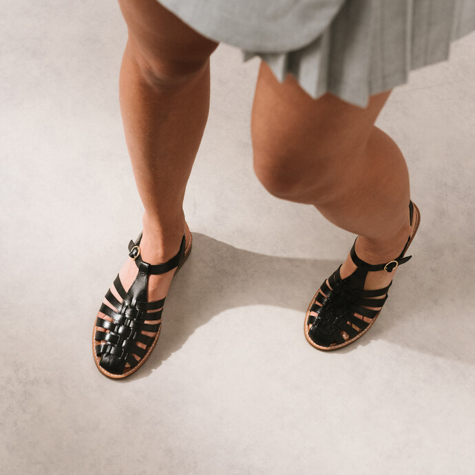 Sandales à brides ajourées et bouts fermés  en cuir noir