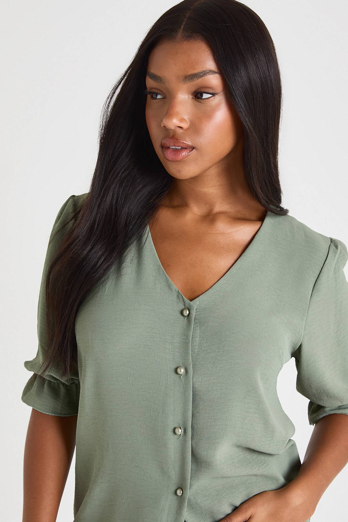 boohoo Chemisier martelé à manches bouffantes et à boutons sur le devant