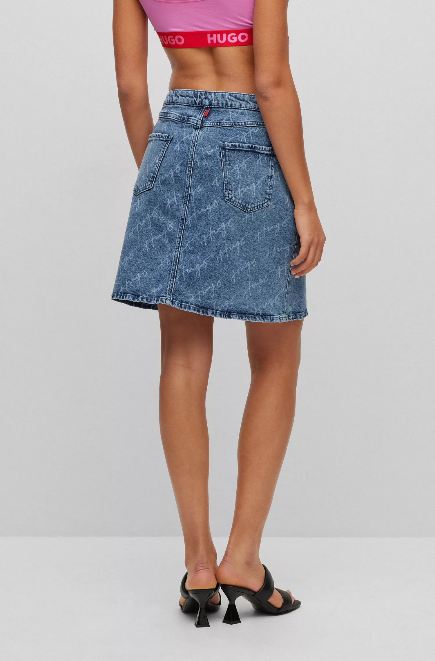 Saia mini HUGO vermelha, justa, em denim com logotipos manuscritos.