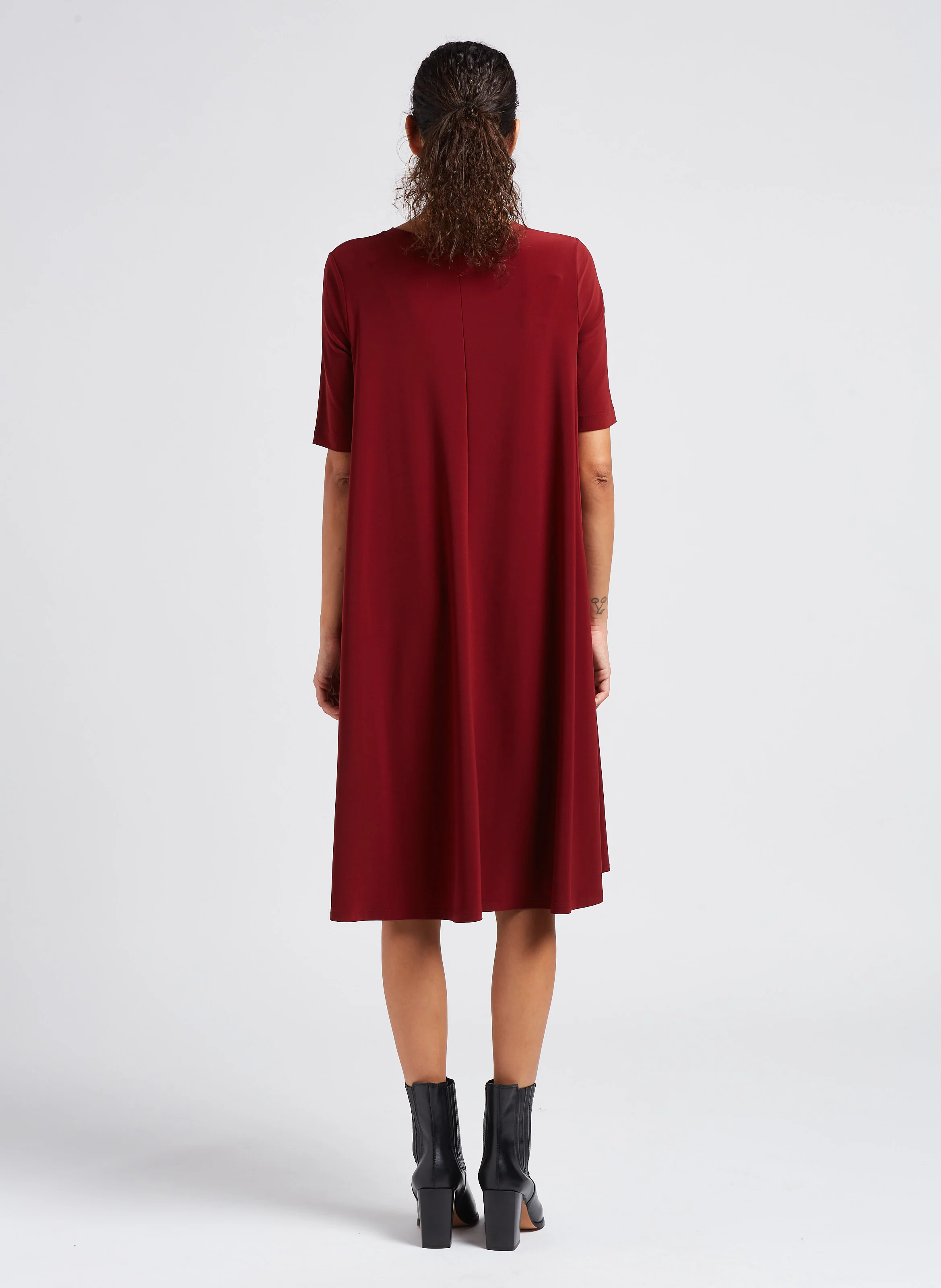 LEMBO - Robe midi droite à encolure V | Rouge