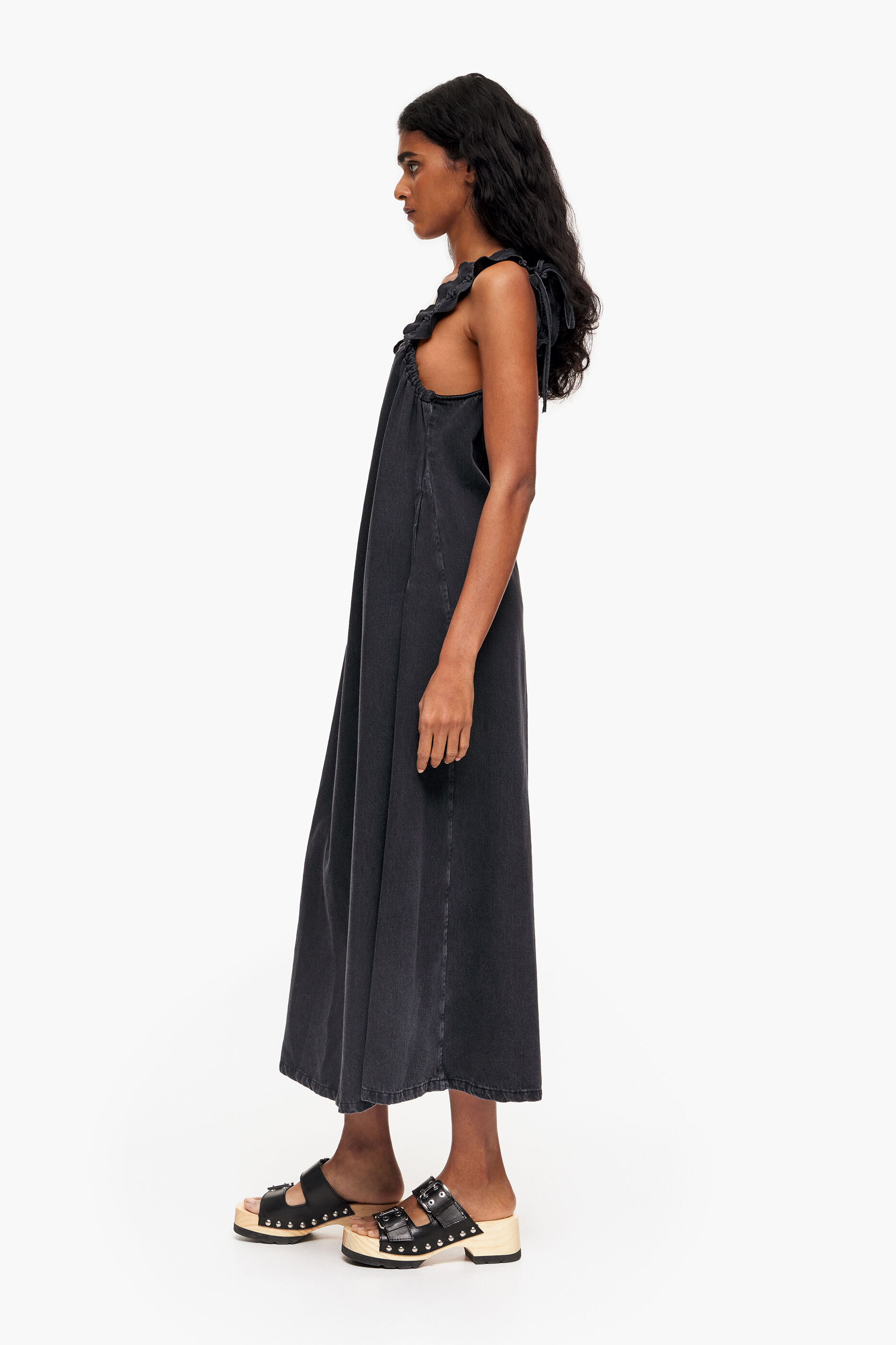 Vestido jeans preto boca de sino