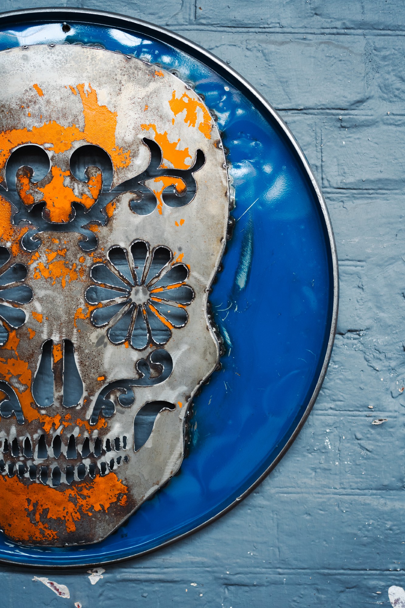 Wandbild 'Skull' aus Ölfässern, blau, orange, Ø 58 cm, L 3 cm von fischer's lagerhaus