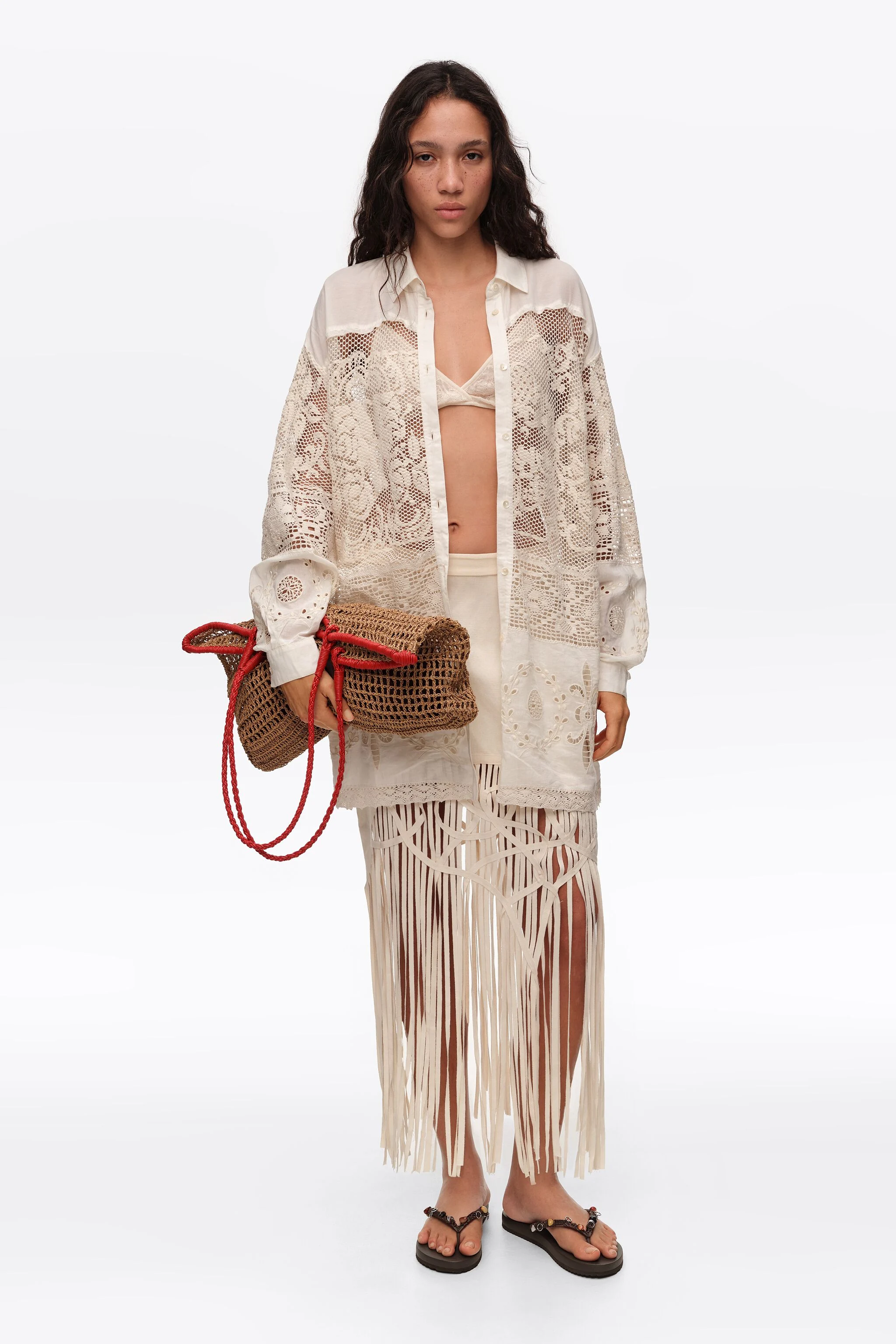 Camisa oversized cor creme com patchwork de renda