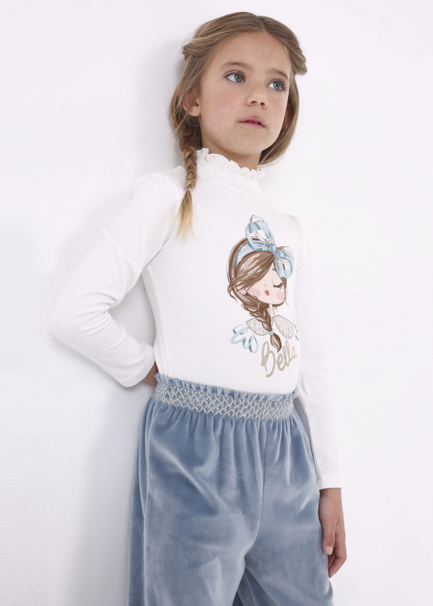 Camiseta feminina estampada com meio cisne