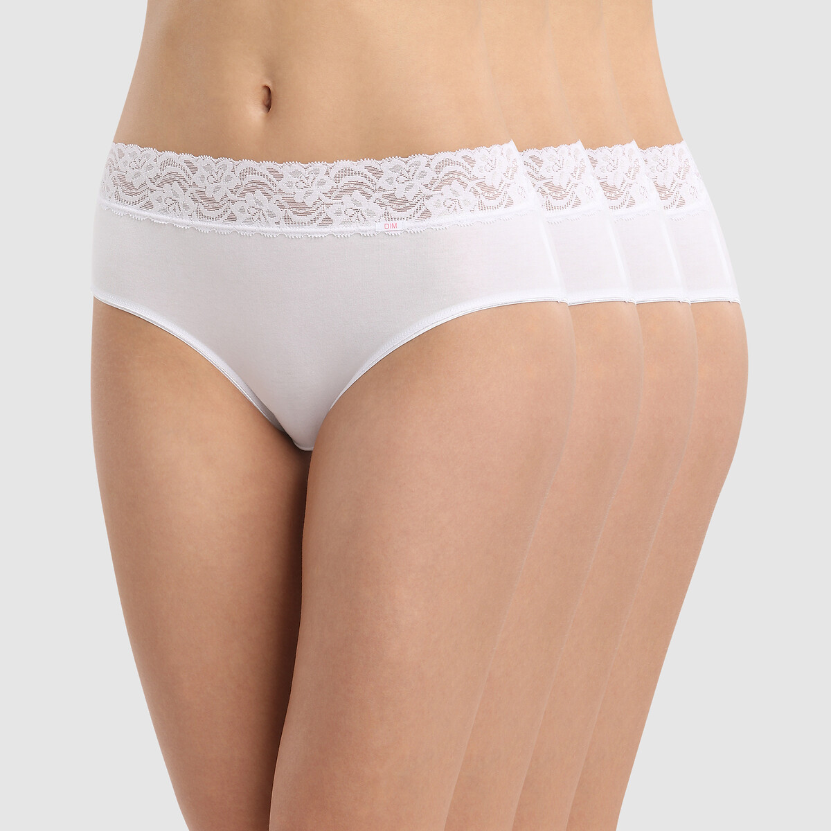 Conjunto de 4 calcinhas maxi de algodão elástico.