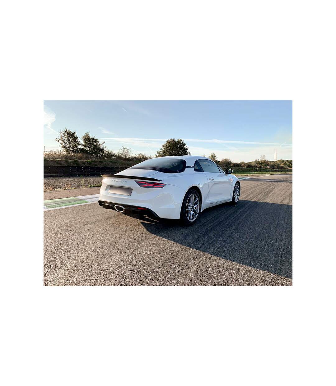 Stage de pilotage avec 3 tours au volant de l’Alpine 110 sur le circuit de Nogaro - SMARTBOX - Coffret Cadeau Sport & Aventure