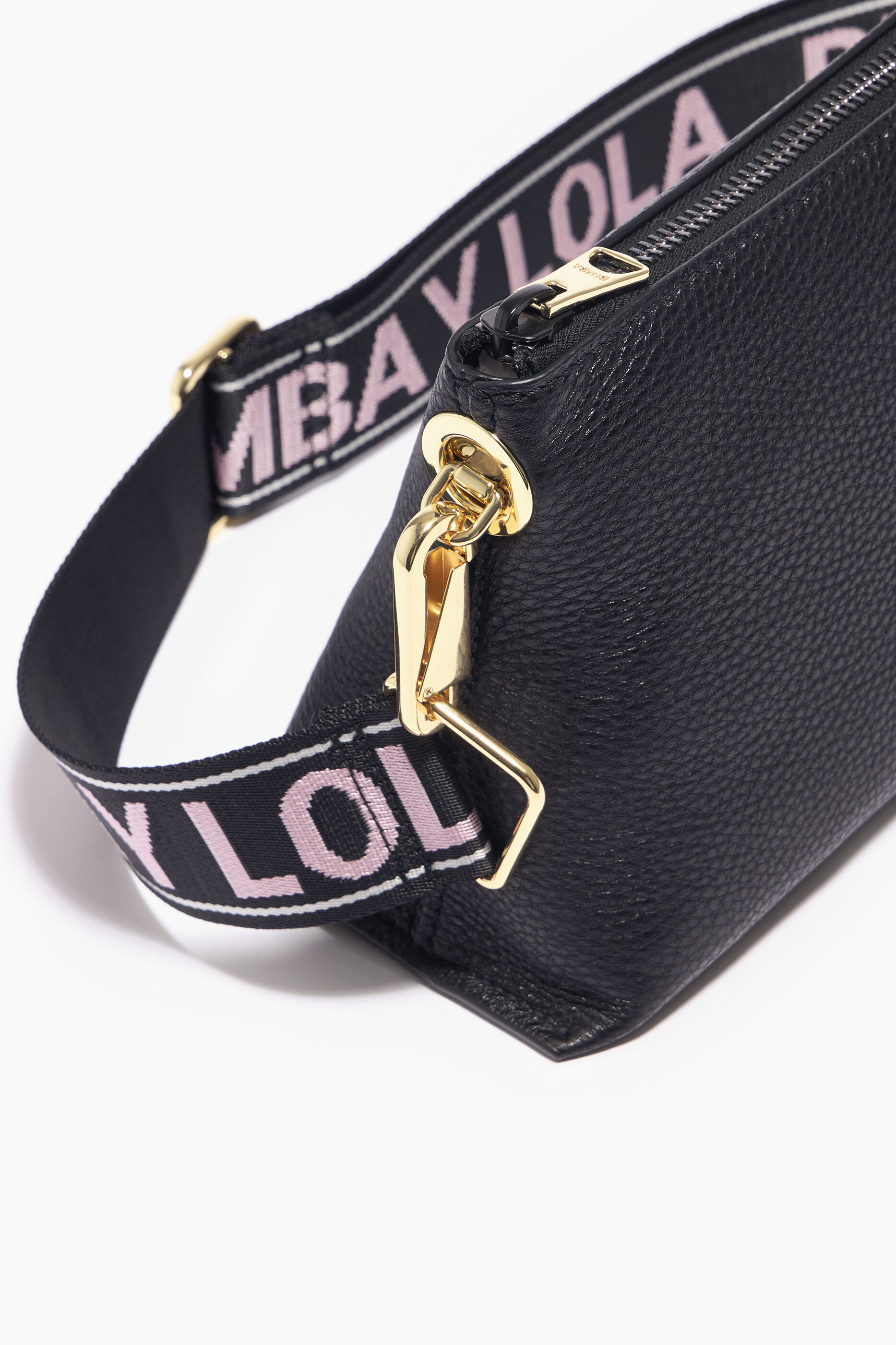 Bolsa de couro preta em formato de S