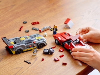 LEGO Chevrolet Corvette C8.R racewagen en 1968 Chevrolet Corvette (76903)
