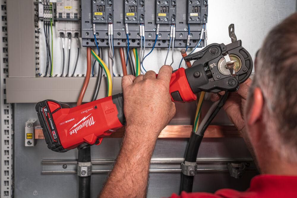 Milwaukee M18 ONEHCCT60-202C FORCE LOGIC™ Accu kabelkrimptang 60 kN 18V 2.0Ah in koffer - 4933479684