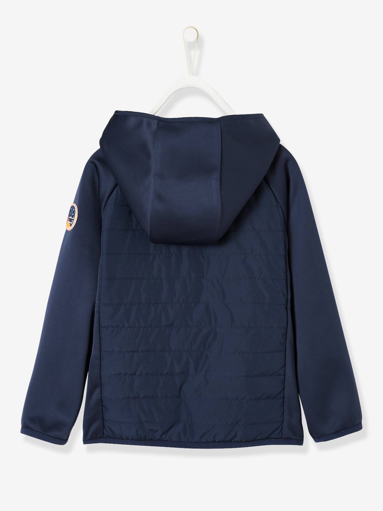 Jaqueta esportiva infantil lisa azul-escura com capuz e detalhes estampados.