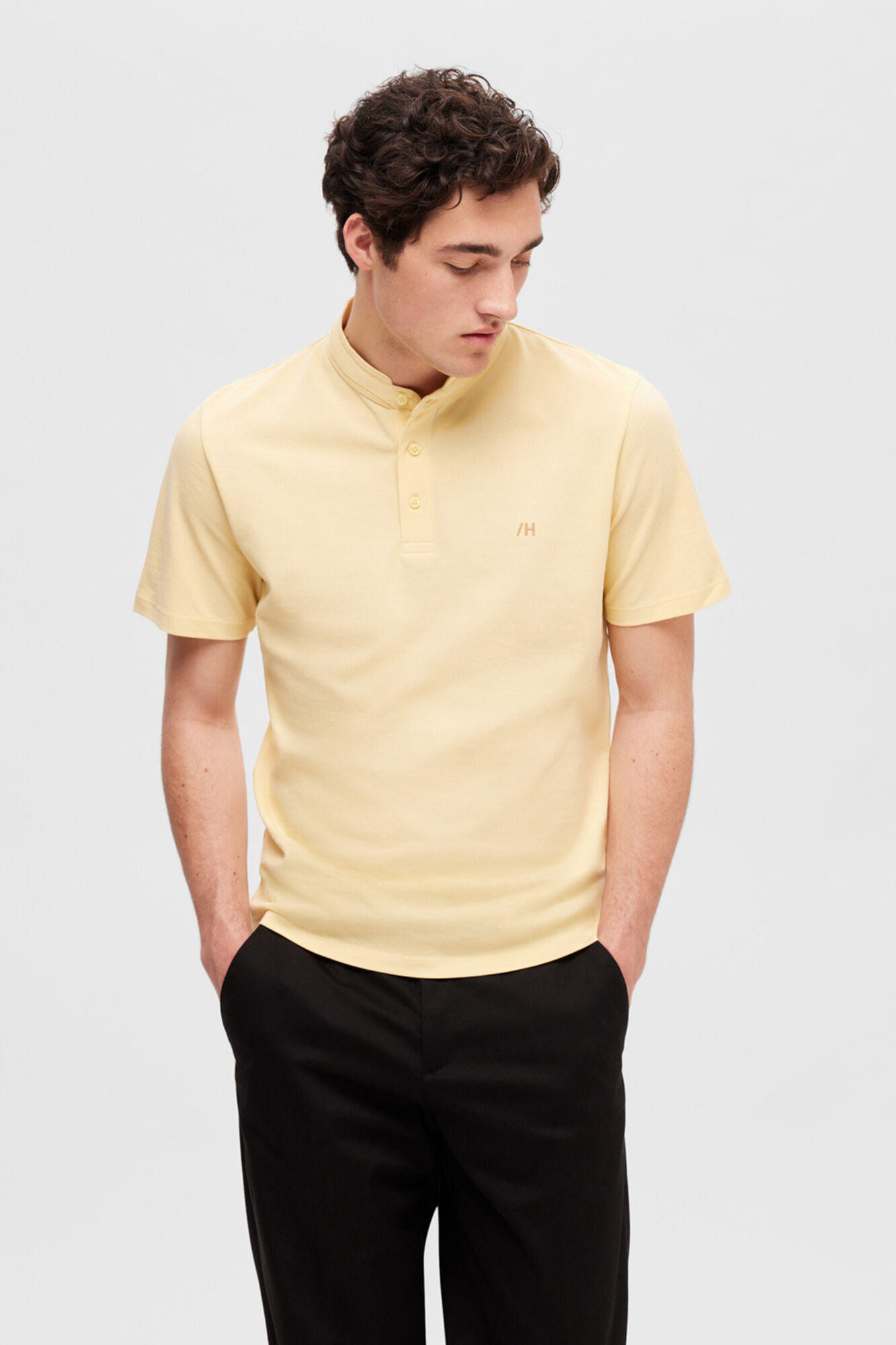 Camisa polo de manga curta em algodão orgânico com logotipo bordado. - Amarela