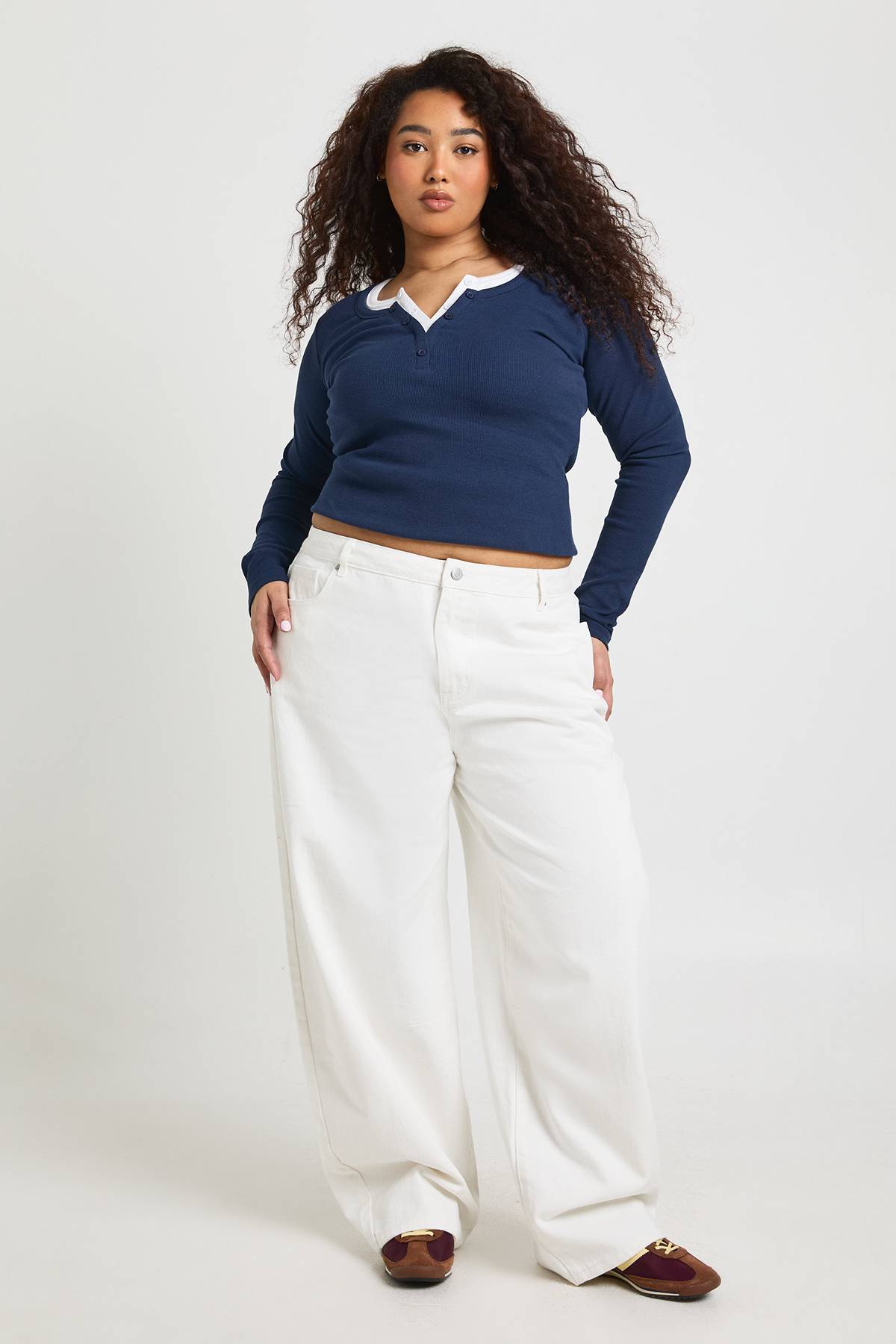 boohoo Jean Grande Taille Taille Mi-haute Jambe Barrel Avec Détails De Coutures