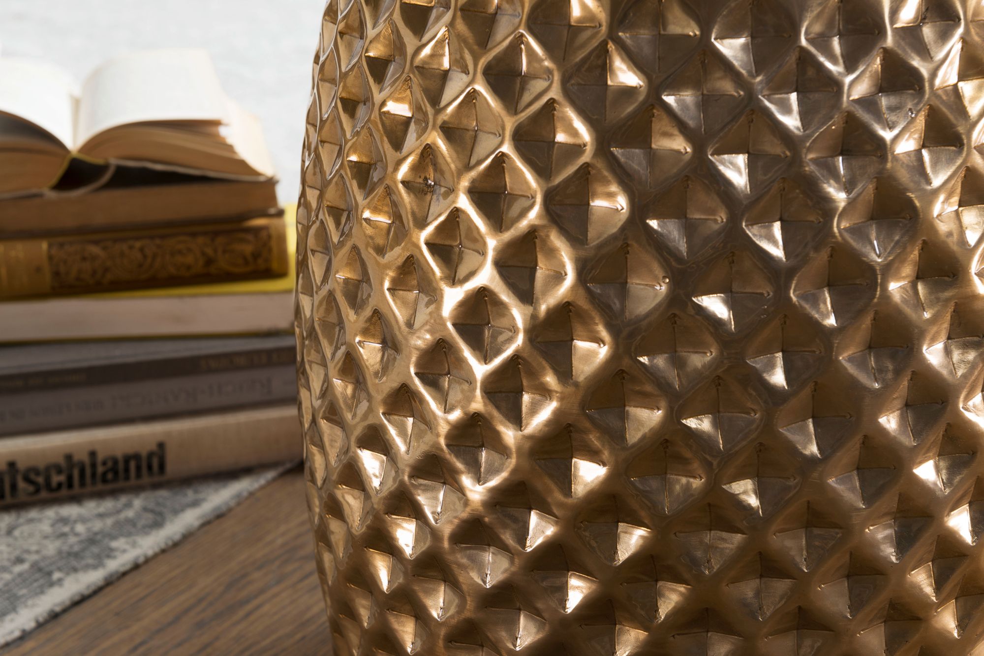 KADIMA DESIGN Orientalischer Beistelltisch ENNS: Hammerschlag-Aluminium, runde Form, kratzfrei