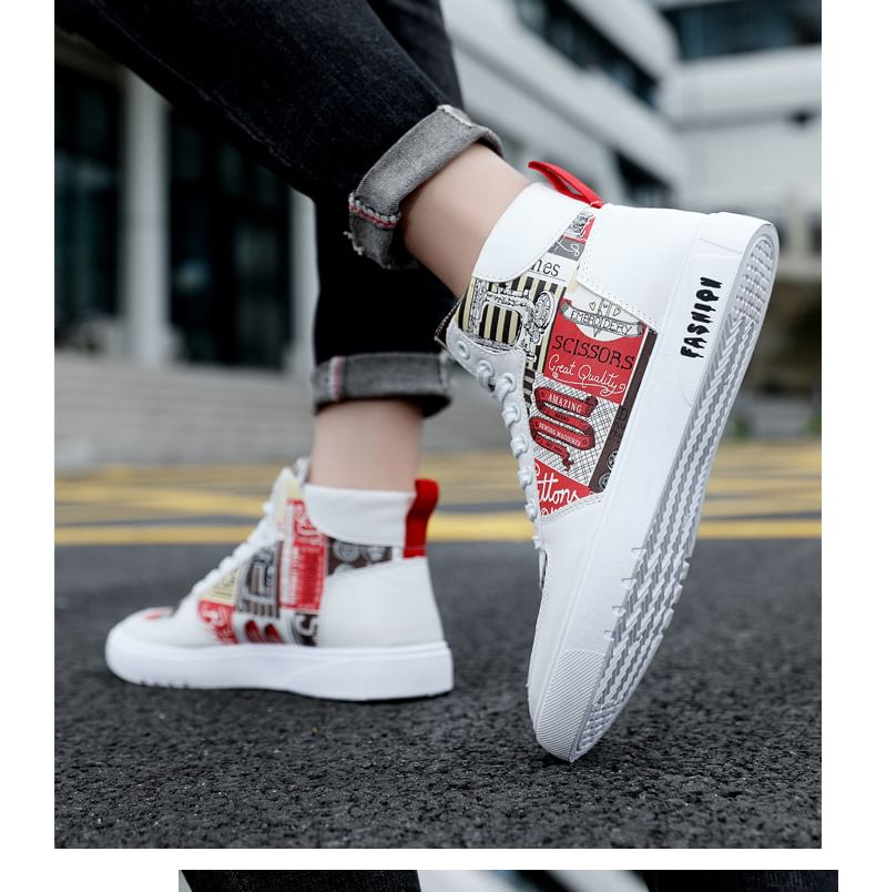 Tanzanite - Hoge sneakers van imitatieleer met vetersluiting en letterprint