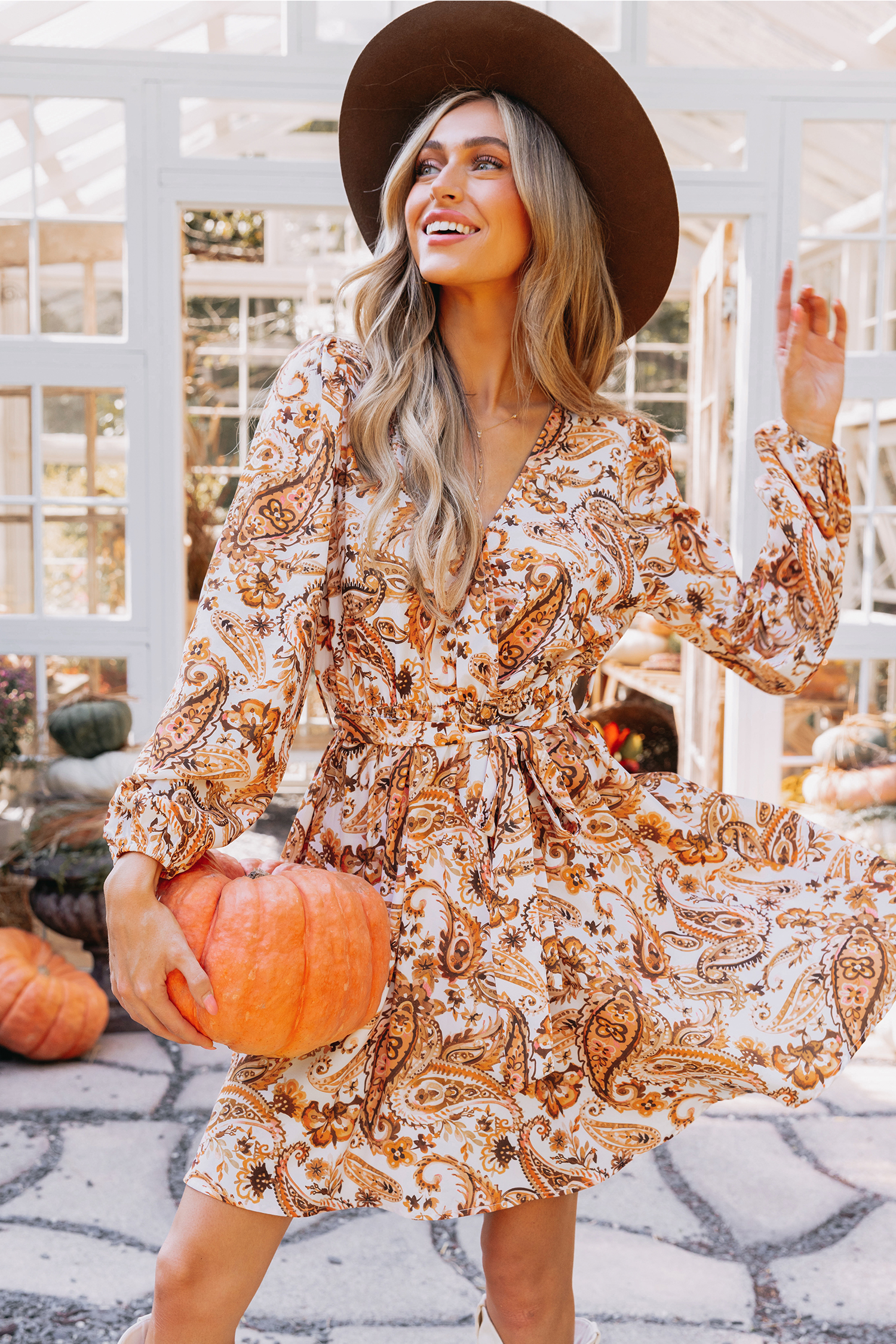 Robe mini trapèze avec ceinture à imprimé paisley