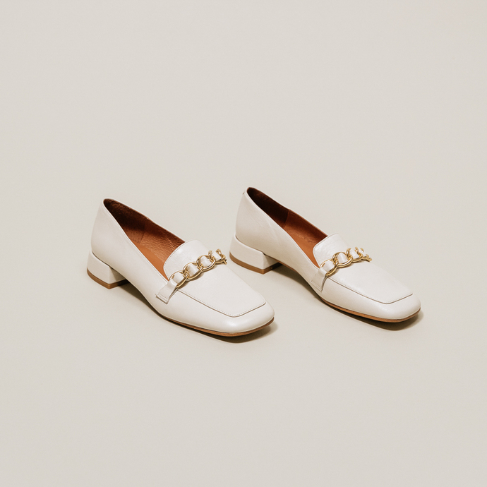 Mocassins à bouts carrés et détails dorés  en cuir vieilli écru