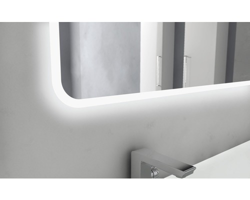 LED-spiegel 95x70 cm met anti-condenscoating ter voorkoming van condensvorming IP 44 (beschermd tegen vreemde voorwerpen en spatwater)