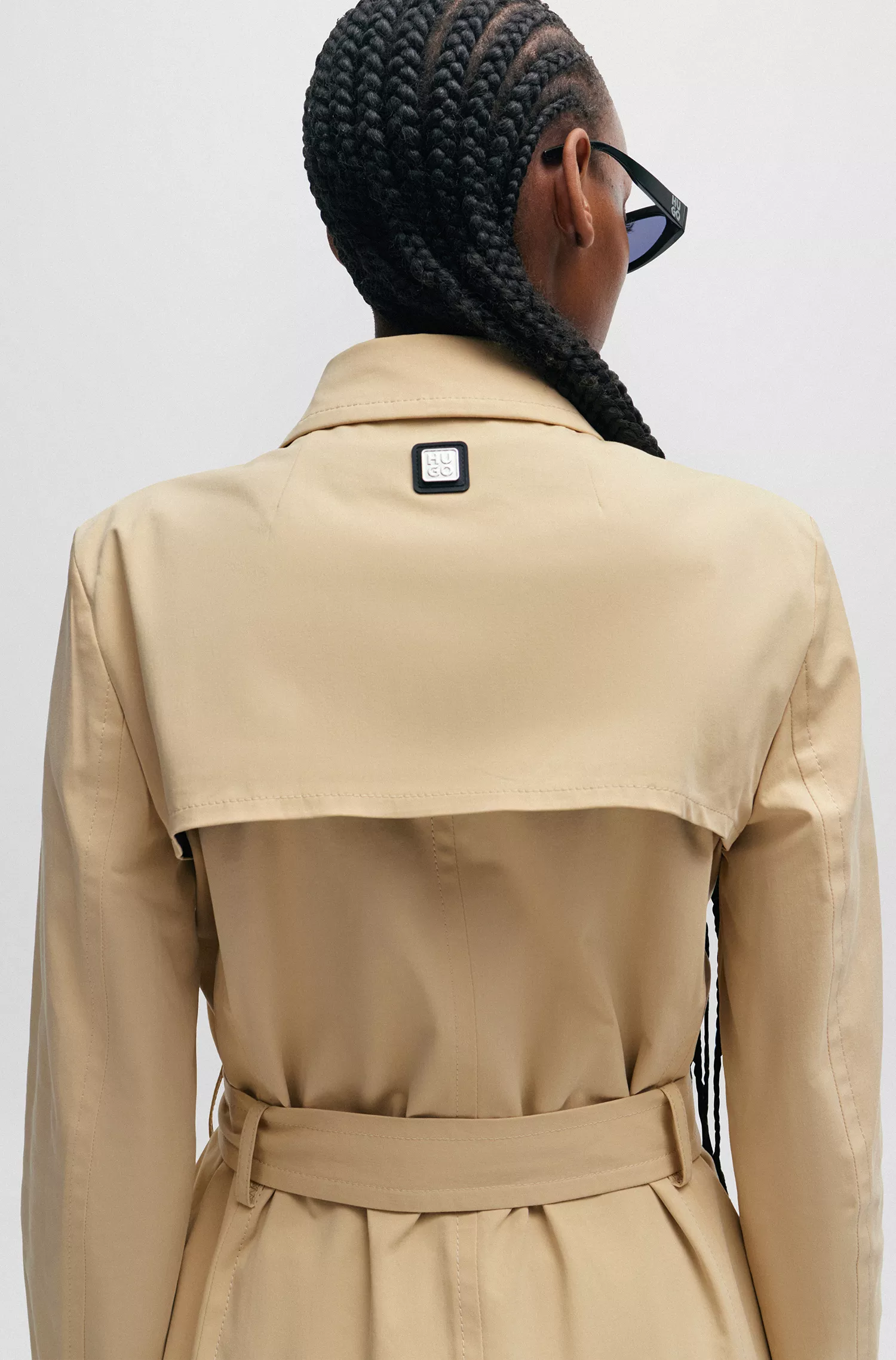 Trench coat HUGO com cinto vermelho em algodão elástico.
