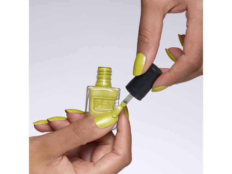 Catrice Nagellack Gel Affair 033 Youre The Lime To My Tequi Langanhaltender Gel-Nagellack in einem hypnotisierenden limettengrünen Farbton mit schimmerndem Perlmutt-Effekt