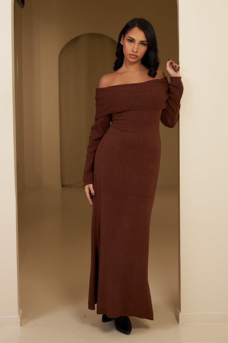Robe longue marron en laine à col bardot