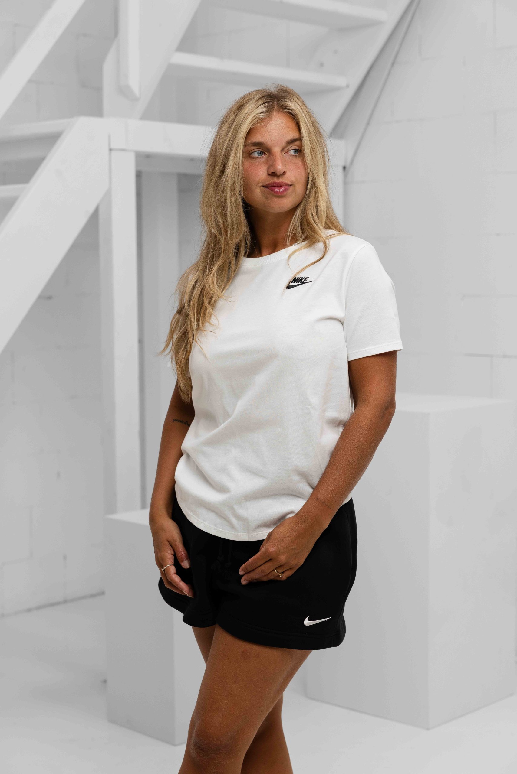 Nike Sportswear Club Essentials T-Shirt Dames Wit