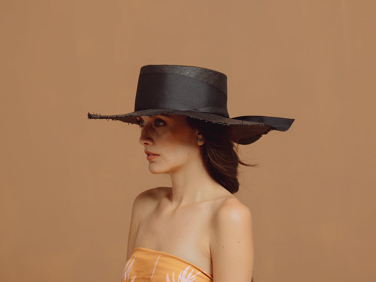 Chapeau en cuir cordovan à longs bords effilochés avec maxi nœud - ARTICLE RTS