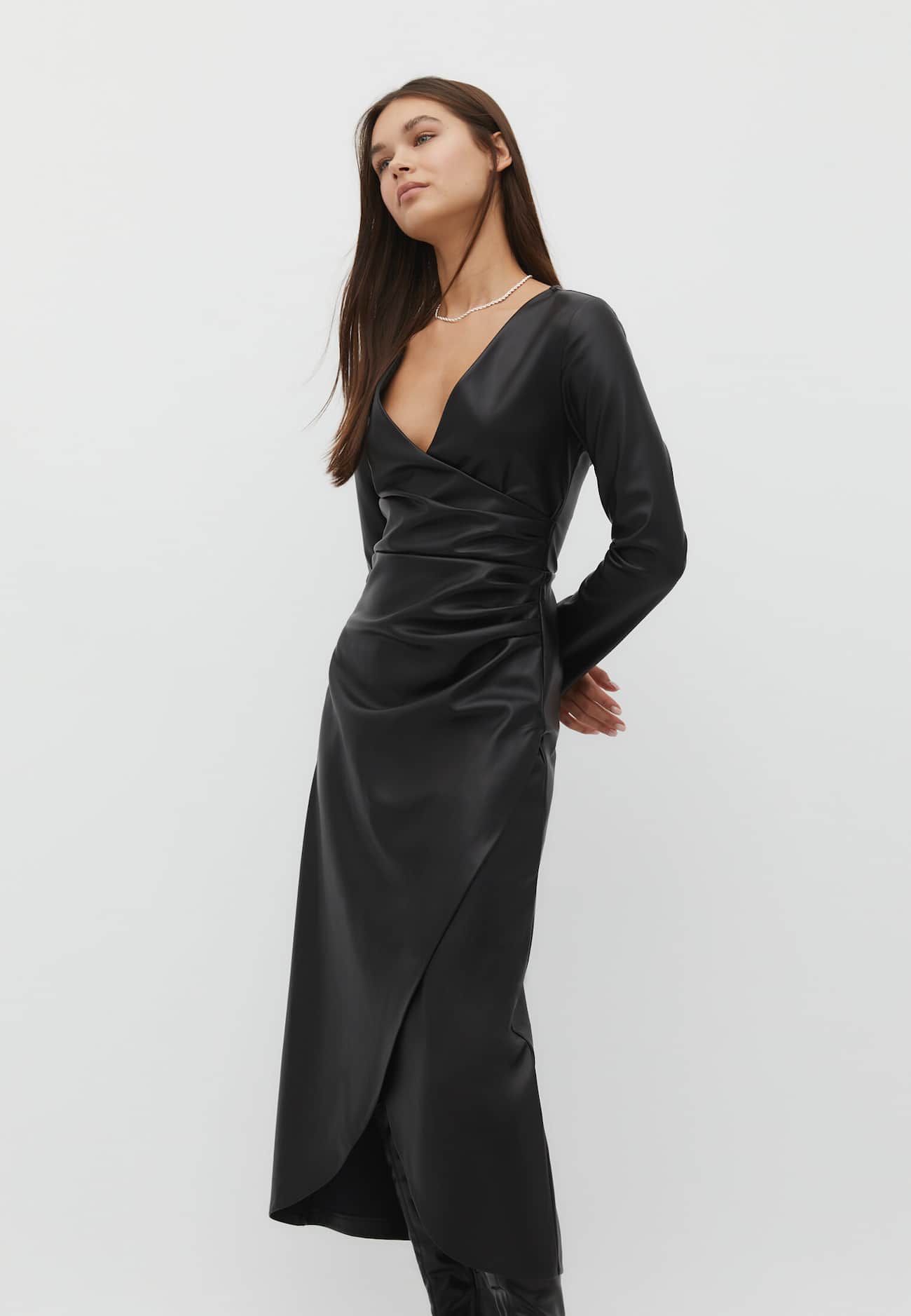 Vestido midi com efeito de couro e franzido